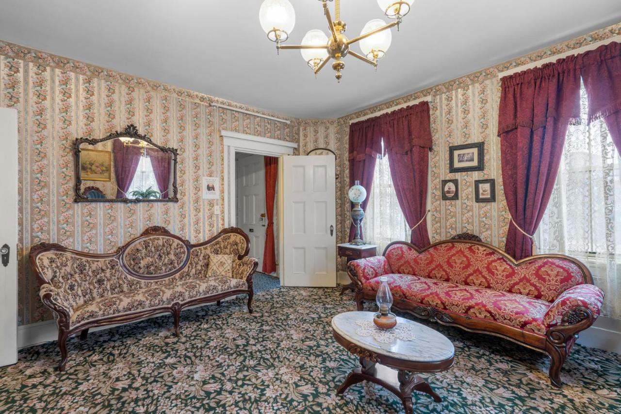 Lizzie Borden House Bed & Breakfast Fall River Exterior photo