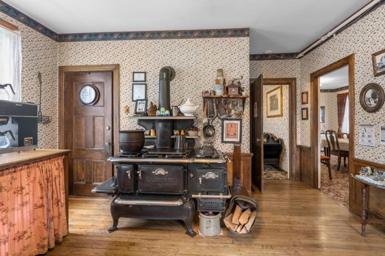 Lizzie Borden House Bed & Breakfast Fall River Exterior photo