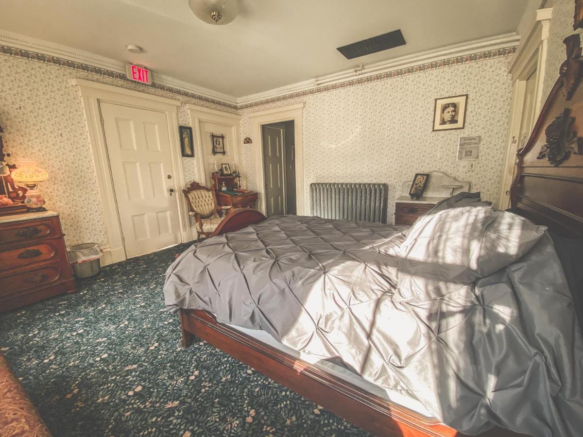 Lizzie Borden House Bed & Breakfast Fall River Exterior photo