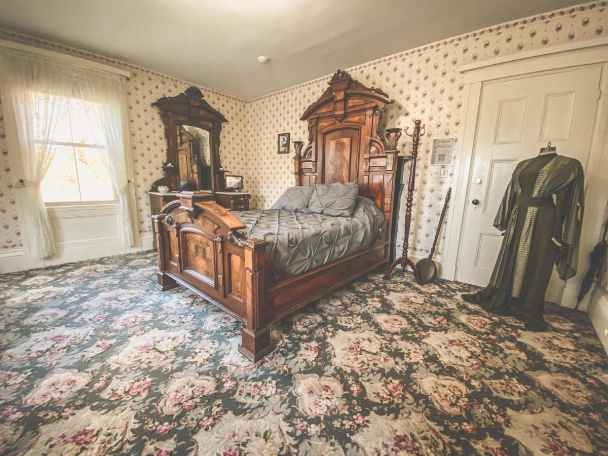 Lizzie Borden House Bed & Breakfast Fall River Exterior photo