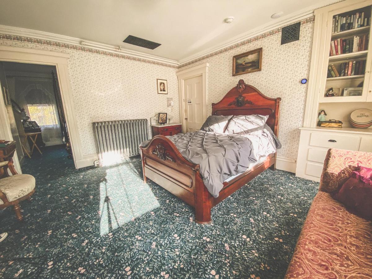 Lizzie Borden House Bed & Breakfast Fall River Exterior photo